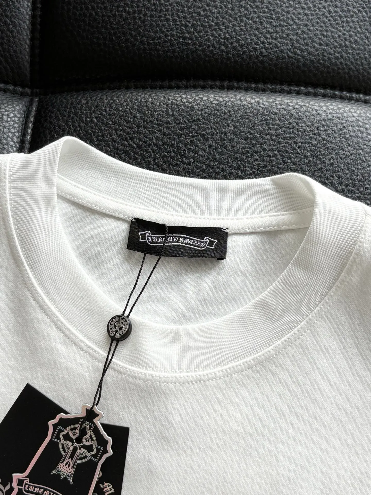 P406 💰Chrome Hearte CH SS new cross horseshoe Chrome Heart Sanskrit three-dimensional patch shows craftsmanship. Double-sided cotton double yarn jersey fabric, custom dyed in the same vat with special bold 32-count double-ply 1X1 thread. .Light luxury, a must-have item for daily commuting for men and women.  Color: Black White Size: M~3x Style No.: 3588